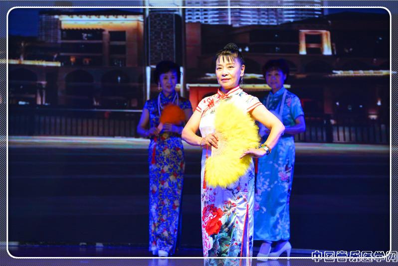 老年模特队表演旗袍秀,60余岁到80余岁的模特们都是中国音疗的受益者