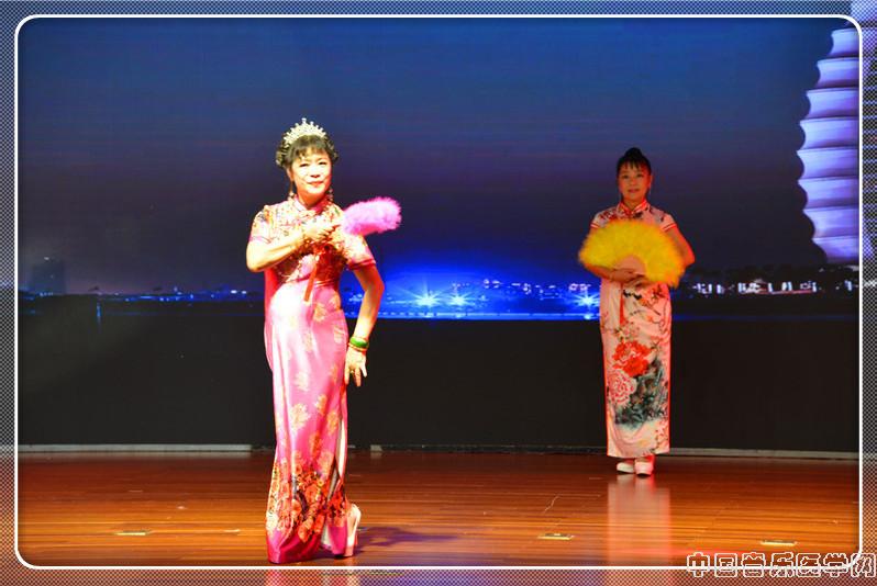 老年模特队表演旗袍秀,60余岁到80余岁的模特们都是中国音疗的受益者